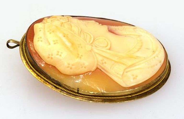 Vintage Carnelian Cameo Broach/Pendant in Gold