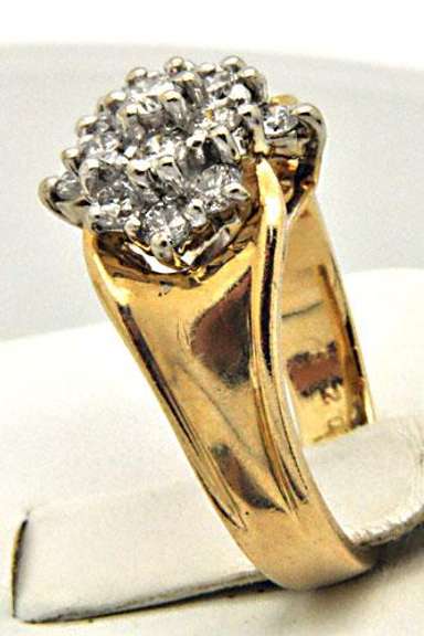LADIES 14 KT GOLD AND DIAMOND CLUSTER RING.