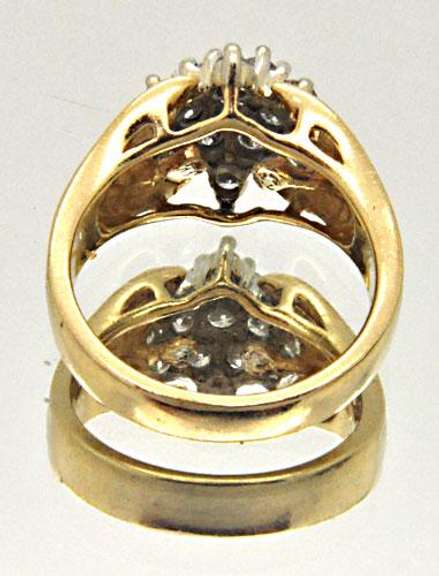 LADIES 14 KT GOLD AND DIAMOND CLUSTER RING.