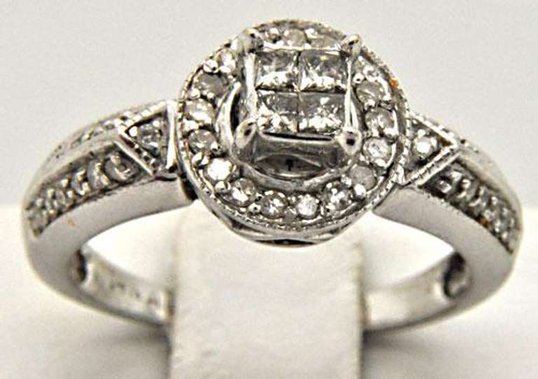 LADIES 14 KT WHITE GOLD DIAMOND RING.