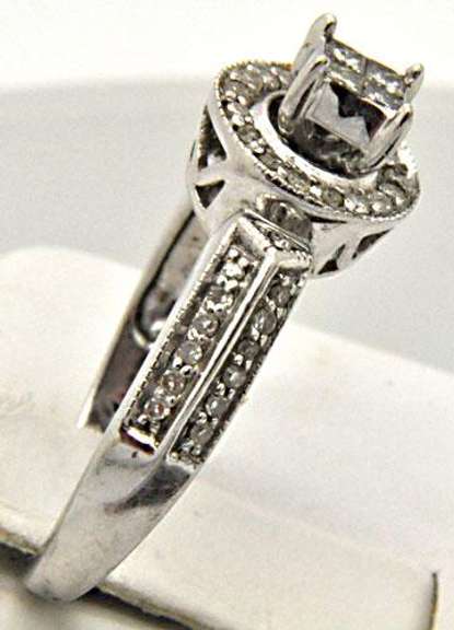LADIES 14 KT WHITE GOLD DIAMOND RING.