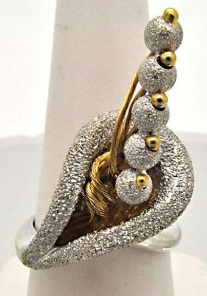 LADIES 18 KT YELLOW AND WHITE GOLD FLOWER DESIGN RING.
