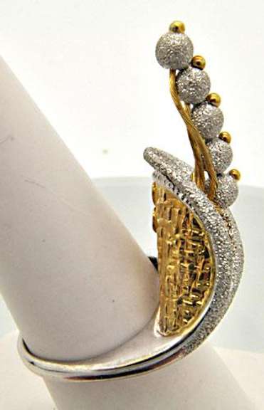LADIES 18 KT YELLOW AND WHITE GOLD FLOWER DESIGN RING.