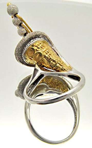 LADIES 18 KT YELLOW AND WHITE GOLD FLOWER DESIGN RING.