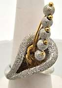 LADIES 18 KT YELLOW AND WHITE GOLD FLOWER DESIGN RING.