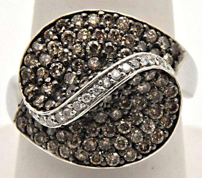 LADIES 14 KT WHITE GOLD DIAMOND RING.