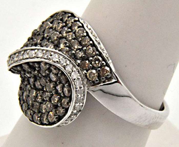 LADIES 14 KT WHITE GOLD DIAMOND RING.