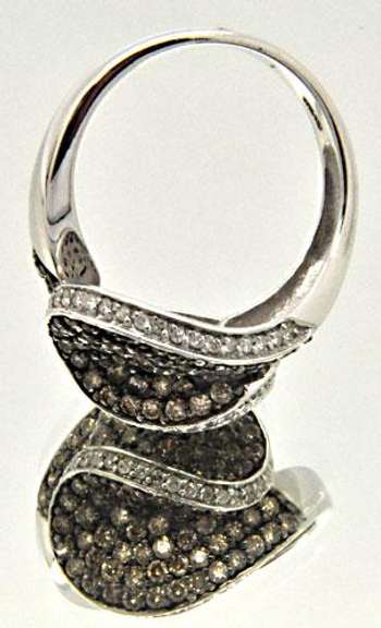 LADIES 14 KT WHITE GOLD DIAMOND RING.