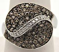 LADIES 14 KT WHITE GOLD DIAMOND RING.