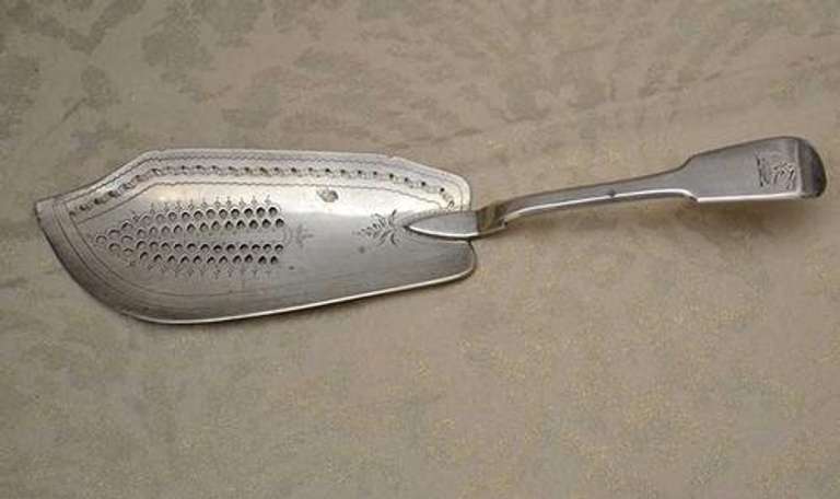Large Georgian Sterling Silver Crested Fish Slice London 1814