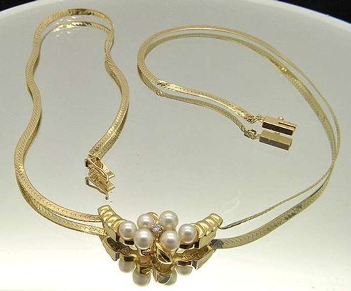 Elegant Diamond & Pearls Necklace in 14kt Gold