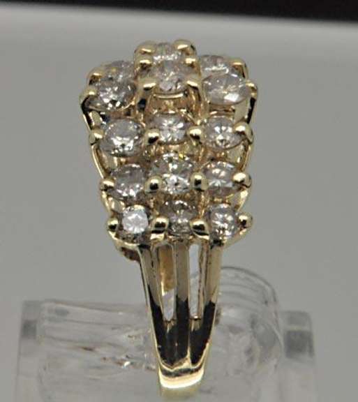LADIES 14 KT YELLOW GOLD PYRAMIDE DIAMOND RING.