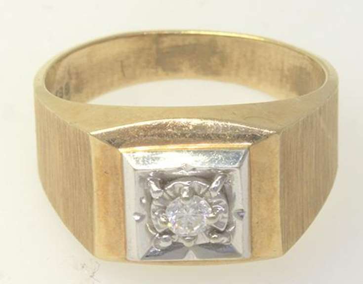 Nice Diamond Ring in Yellow Gold
