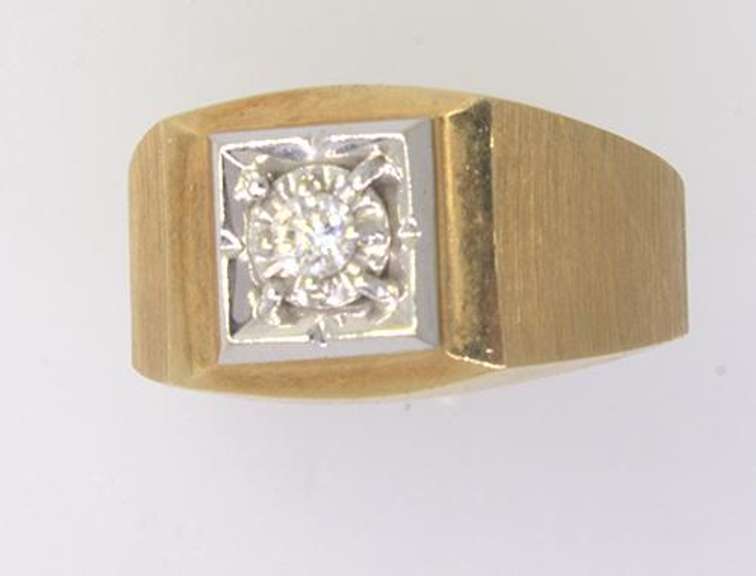 Nice Diamond Ring in Yellow Gold
