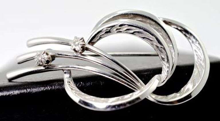 Nicely Designed 14K White Gold Brooch