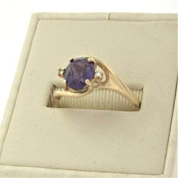 Graceful Amethyst & Diamond Ring in Gold