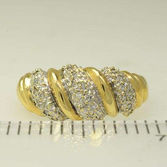 Flashy Diamond Band in 14kt Gold