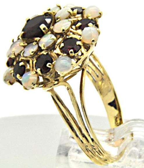 LADIES 18 KT YELLOW GOLD GARNET AND OPAL PYRAMID RING.