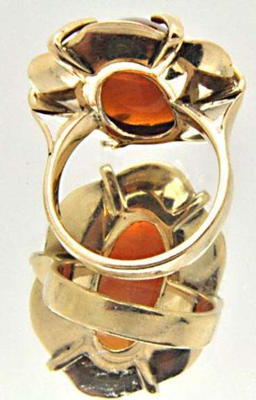 LADIES 14 KT YELLOW GOLD OPAL RING.