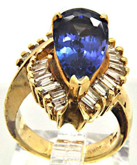 LADIES 14KT YELLOW GOLD TANZANITE DIAMOND RING.