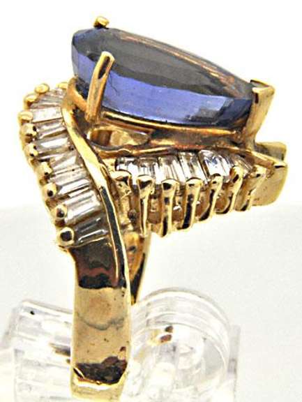 LADIES 14KT YELLOW GOLD TANZANITE DIAMOND RING.