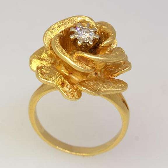 Beautiful Gold Flower Ring w/ .25CT Center Diamond