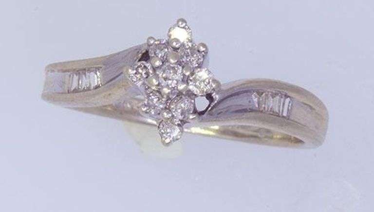 Flashy Vintage Diamond Cluster Ring in Gold