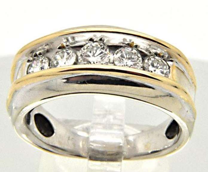 MEN'S 14 KT WHITE GOLD DIAMOND BAND.