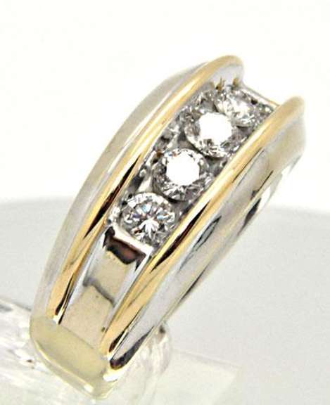 MEN'S 14 KT WHITE GOLD DIAMOND BAND.