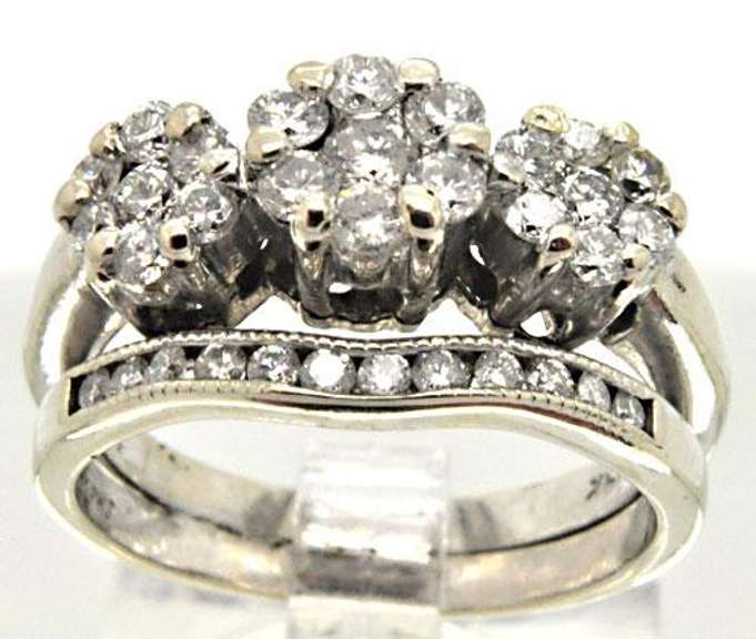 LADIES 14 KT WHITE GOLD WEDDING SET.