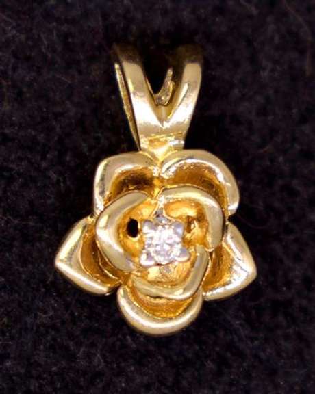 Gold Flower Pendant with Diamond