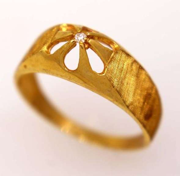 Flower Motif Gold Ring with Diamond, Size 9.5