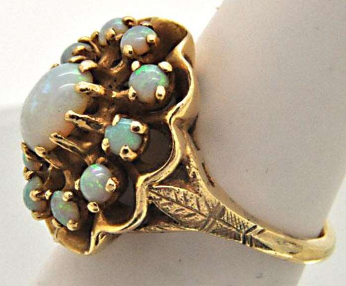 LADIES 14 KT YELLOW GOLD OPAL RING.
