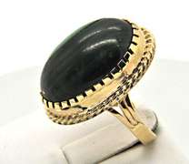 LADIES 14 KT YELLOW GOLD MALACHITE RING.