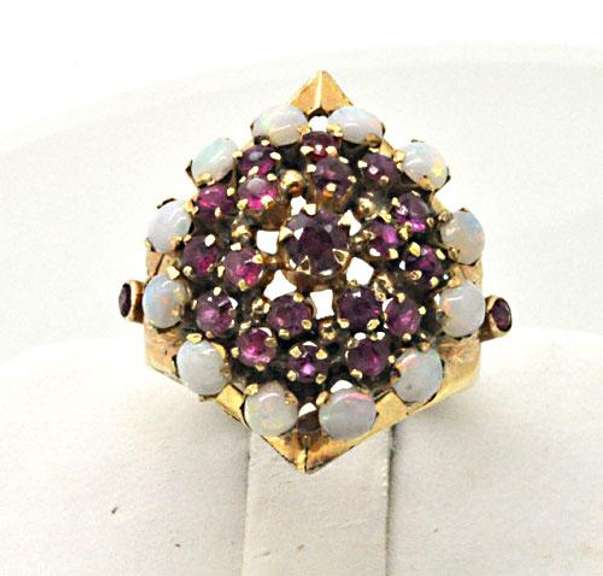 18K YELLOW GOLD OPAL AND RUBY ROUND PYRAMIDE RING.