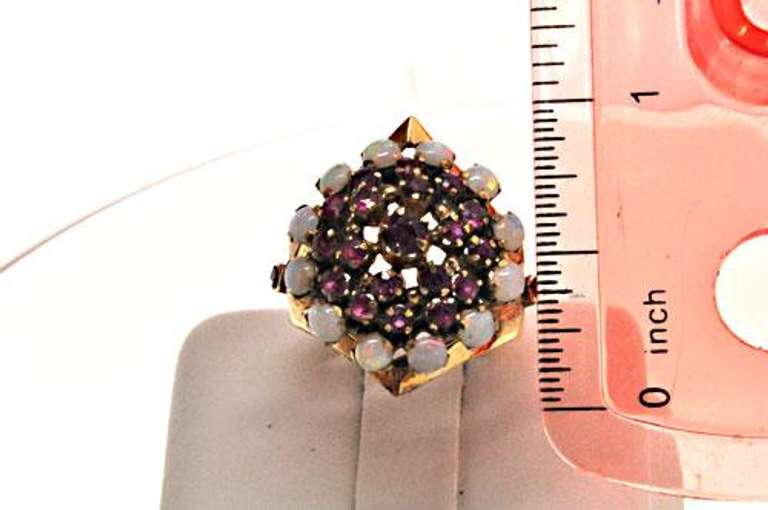 18K YELLOW GOLD OPAL AND RUBY ROUND PYRAMIDE RING.