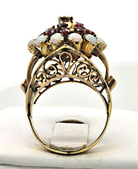 18K YELLOW GOLD OPAL AND RUBY ROUND PYRAMIDE RING.