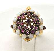 18K YELLOW GOLD OPAL AND RUBY ROUND PYRAMIDE RING.