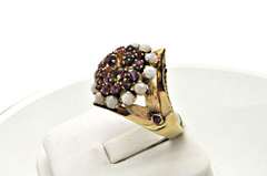 18K YELLOW GOLD OPAL AND RUBY ROUND PYRAMIDE RING.
