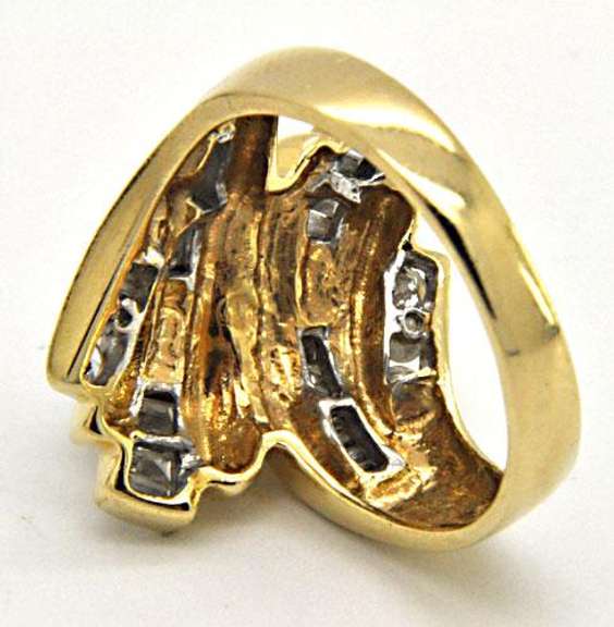 LADIES 14KT GOLD AND DIAMOND COCTAIL RING.