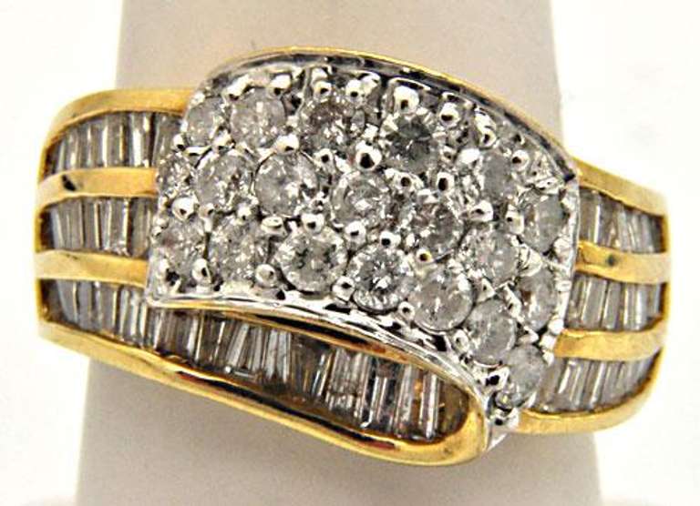 LADIES 14K YELLOW GOLD DIAMOND RING.