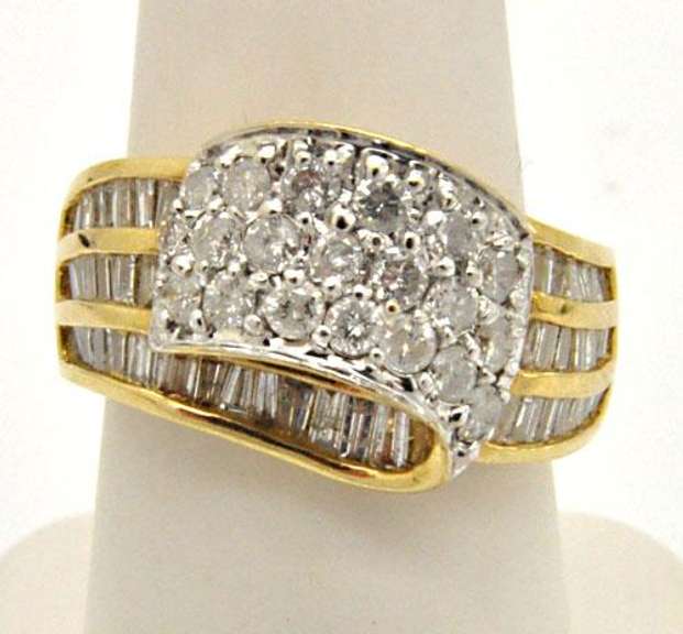 LADIES 14K YELLOW GOLD DIAMOND RING.