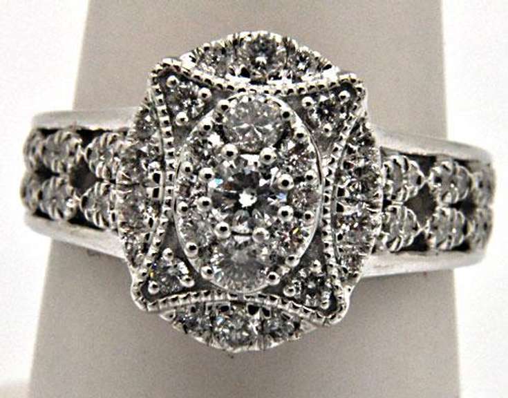 14KT WHITE GOLD DIAMOND RING.