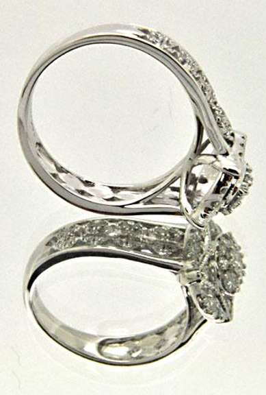 14KT WHITE GOLD DIAMOND RING.