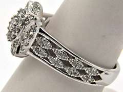 14KT WHITE GOLD DIAMOND RING.