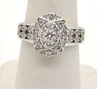 14KT WHITE GOLD DIAMOND RING.