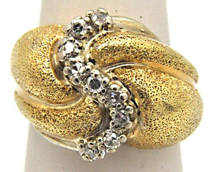 14K YELLOW GOLD DIAMOND RING.