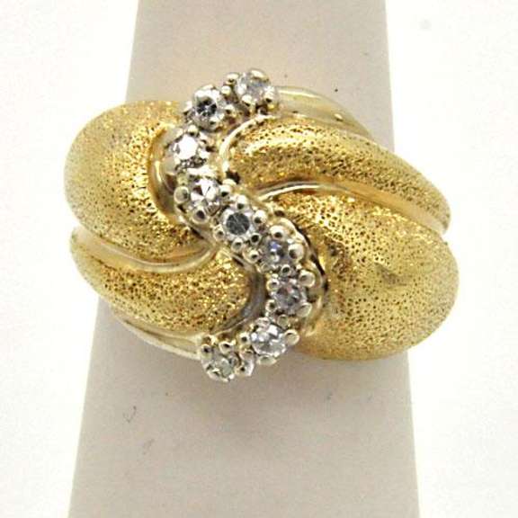 14K YELLOW GOLD DIAMOND RING.