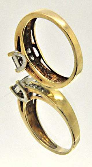 10K YELLOW GOLD LADIES DIAMOND RING.