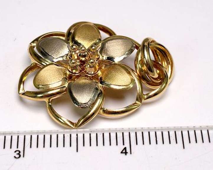 Beautiful 14KT Flower Pendant